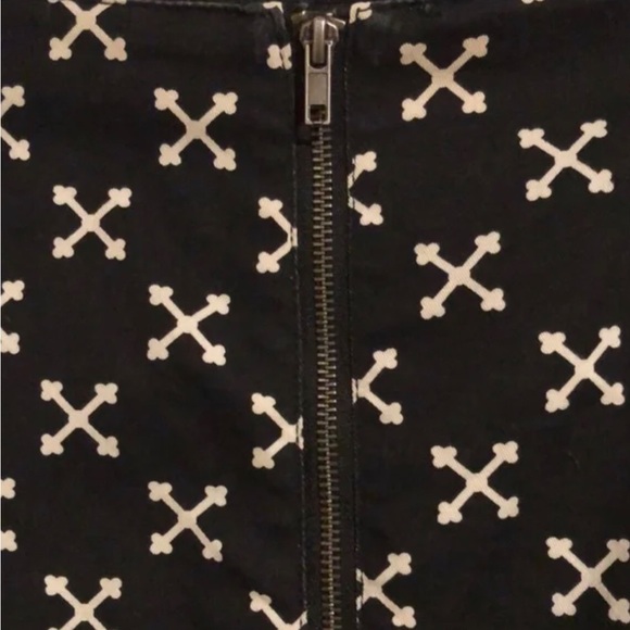 H&M Black and white X pattern zip front skirt - Picture 2 of 7